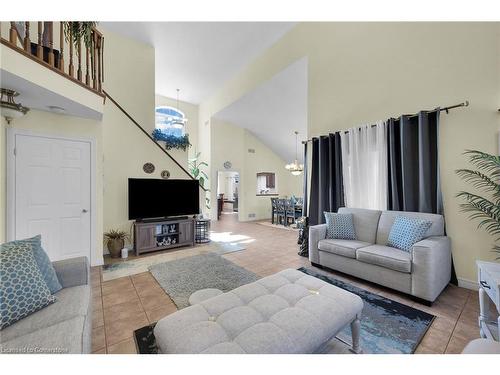 19 Meadowbrook Court, Dunnville, ON - Indoor Photo Showing Living Room