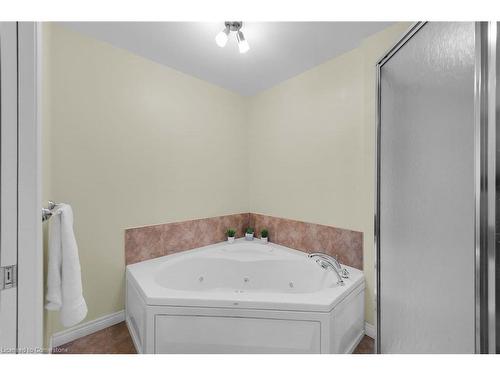 19 Meadowbrook Court, Dunnville, ON - Indoor Photo Showing Bathroom