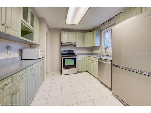 7513 Redhaven Crescent, Niagara Falls, ON - Indoor Photo Showing Kitchen