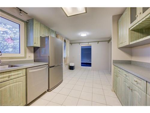 7513 Redhaven Crescent, Niagara Falls, ON - Indoor Photo Showing Kitchen