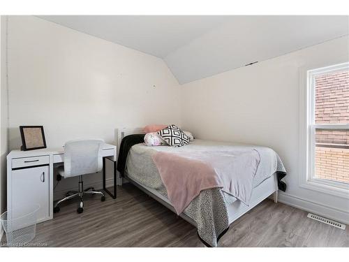 126 Cavell Avenue, Hamilton, ON - Indoor Photo Showing Bedroom