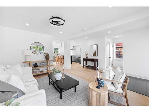 286 East 18Th Street, Hamilton, ON - Indoor Photo Showing Living Room