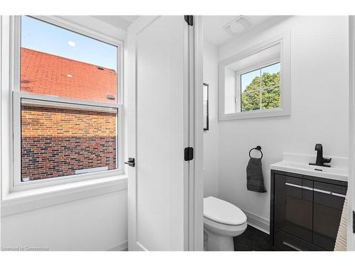 286 East 18Th Street, Hamilton, ON - Indoor Photo Showing Bathroom