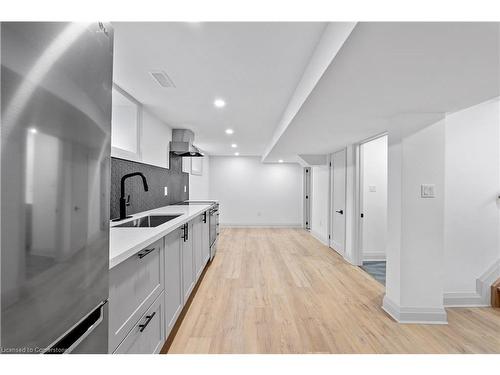 286 East 18Th Street, Hamilton, ON - Indoor Photo Showing Kitchen