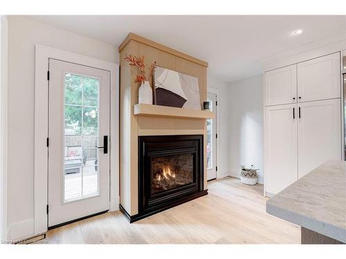 939 Teal Drive, Burlington, ON - Indoor Photo Showing Living Room With Fireplace