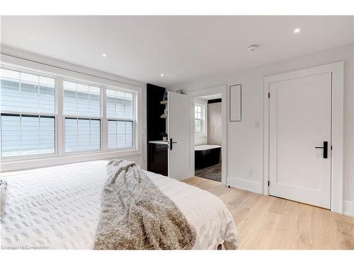 939 Teal Drive, Burlington, ON - Indoor Photo Showing Bedroom