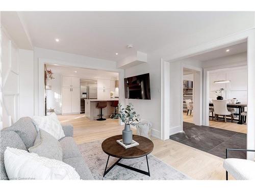 939 Teal Drive, Burlington, ON - Indoor Photo Showing Living Room