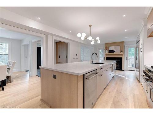 939 Teal Drive, Burlington, ON - Indoor Photo Showing Kitchen With Upgraded Kitchen