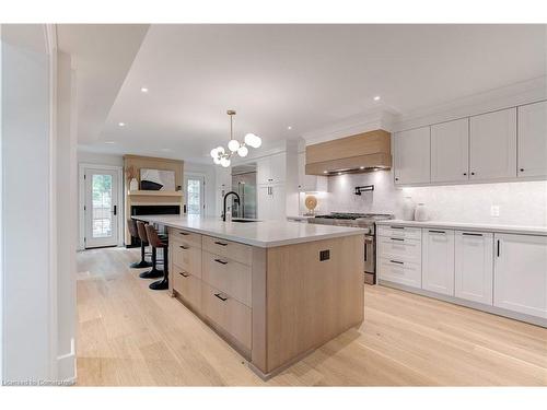 939 Teal Drive, Burlington, ON - Indoor Photo Showing Kitchen With Upgraded Kitchen