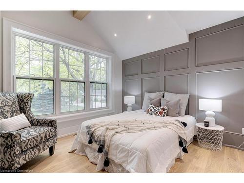 939 Teal Drive, Burlington, ON - Indoor Photo Showing Bedroom