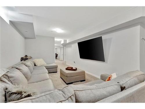 104 Parkside Drive, St. Catharines, ON - Indoor Photo Showing Living Room