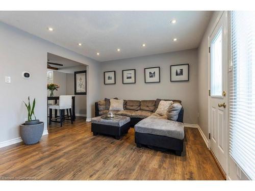 54-33 Rochelle Avenue, Hamilton, ON - Indoor Photo Showing Living Room