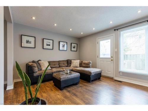 54-33 Rochelle Avenue, Hamilton, ON - Indoor Photo Showing Living Room