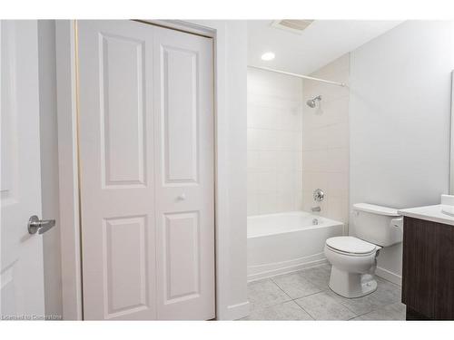 308-90 Charlton Avenue W, Hamilton, ON - Indoor Photo Showing Bathroom