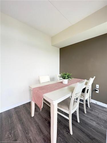 301-257 Hemlock Street Street, Waterloo, ON - Indoor Photo Showing Dining Room