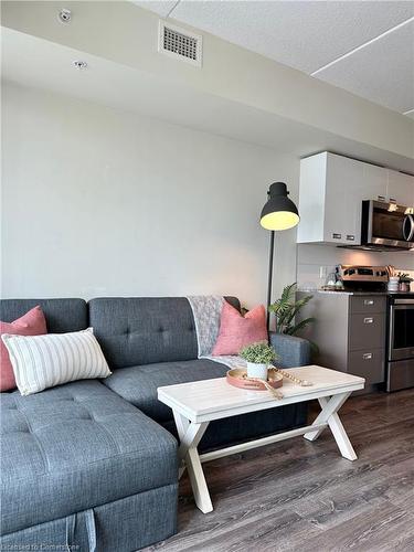 301-257 Hemlock Street Street, Waterloo, ON - Indoor Photo Showing Living Room