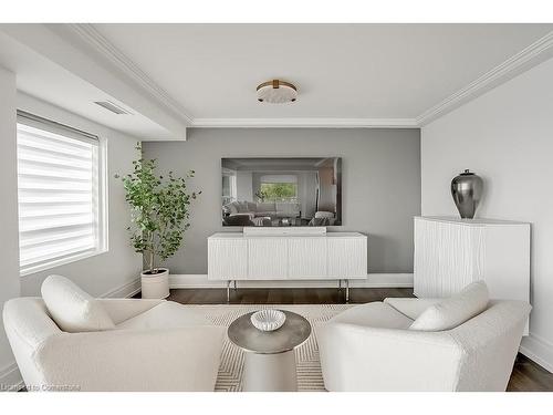 604-2190 Lakeshore Road, Burlington, ON - Indoor Photo Showing Living Room