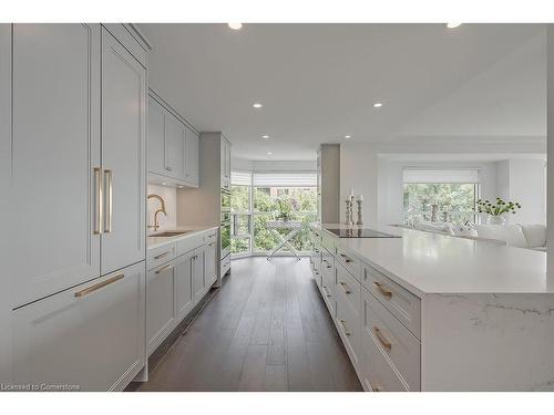 604-2190 Lakeshore Road, Burlington, ON - Indoor Photo Showing Kitchen With Upgraded Kitchen