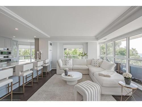 604-2190 Lakeshore Road, Burlington, ON - Indoor Photo Showing Living Room