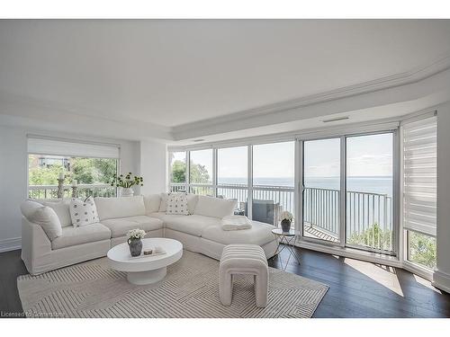 604-2190 Lakeshore Road, Burlington, ON - Indoor Photo Showing Living Room