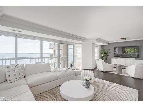 604-2190 Lakeshore Road, Burlington, ON - Indoor Photo Showing Living Room