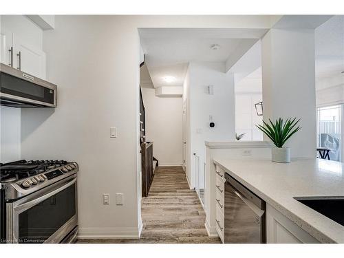 22 Aquarius Crescent, Hamilton, ON - Indoor Photo Showing Kitchen