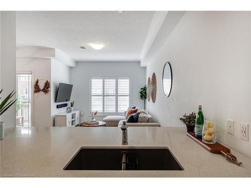 22 Aquarius Crescent, Hamilton, ON - Indoor Photo Showing Kitchen