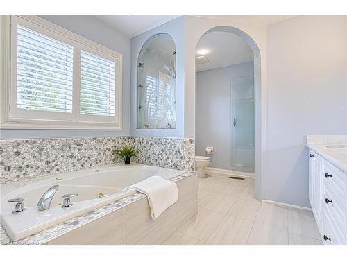 96 Glenmeadow Crescent, Stoney Creek, ON - Indoor Photo Showing Bathroom