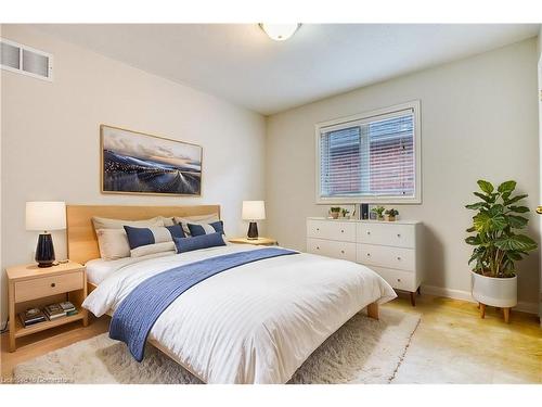 96 Glenmeadow Crescent, Stoney Creek, ON - Indoor Photo Showing Bedroom