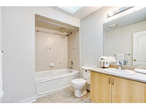 96 Glenmeadow Crescent, Stoney Creek, ON - Indoor Photo Showing Bathroom