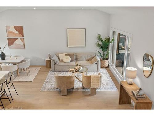 332 Swinburne Road, Burlington, ON - Indoor Photo Showing Living Room