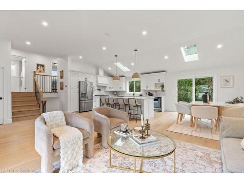 332 Swinburne Road, Burlington, ON - Indoor Photo Showing Living Room