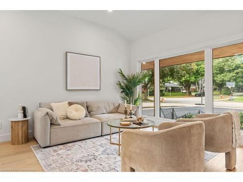 332 Swinburne Road, Burlington, ON - Indoor Photo Showing Living Room