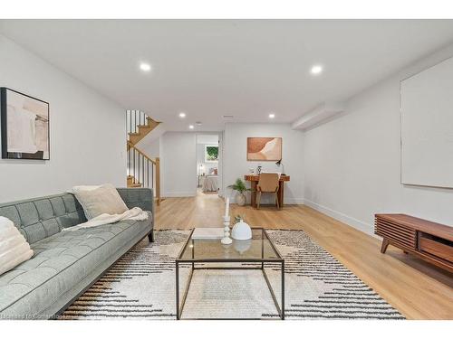 332 Swinburne Road, Burlington, ON - Indoor Photo Showing Living Room