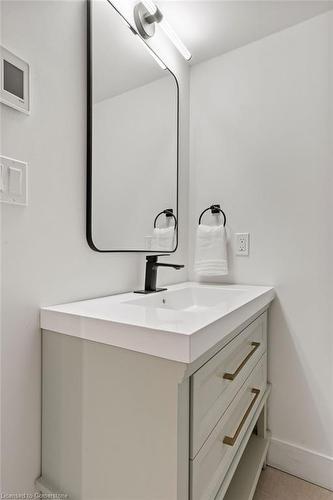 332 Swinburne Road, Burlington, ON - Indoor Photo Showing Bathroom