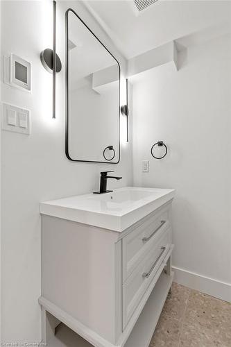 332 Swinburne Road, Burlington, ON - Indoor Photo Showing Bathroom