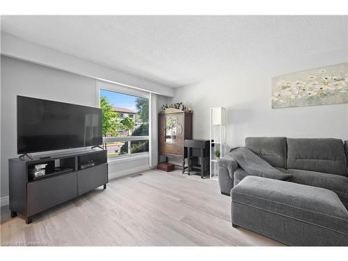 61-25 Linfield Drive, St. Catharines, ON - Indoor Photo Showing Living Room