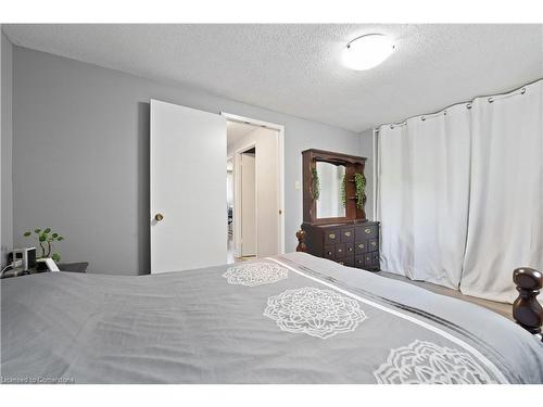 61-25 Linfield Drive, St. Catharines, ON - Indoor Photo Showing Bedroom