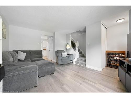 61-25 Linfield Drive, St. Catharines, ON - Indoor Photo Showing Living Room