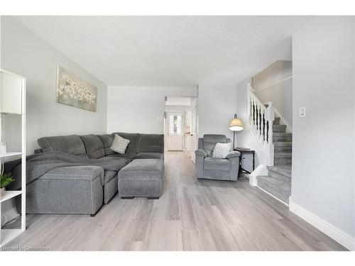 61-25 Linfield Drive, St. Catharines, ON - Indoor Photo Showing Living Room