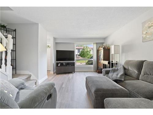 61-25 Linfield Drive, St. Catharines, ON - Indoor Photo Showing Living Room