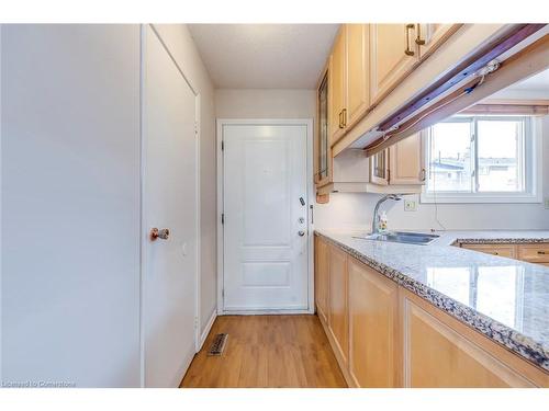 69-120 Quigley Road, Hamilton, ON - Indoor Photo Showing Kitchen