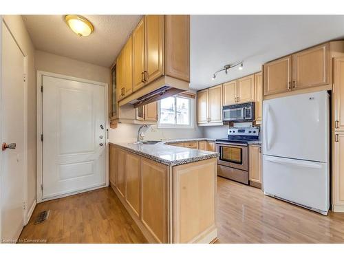 69-120 Quigley Road, Hamilton, ON - Indoor Photo Showing Kitchen