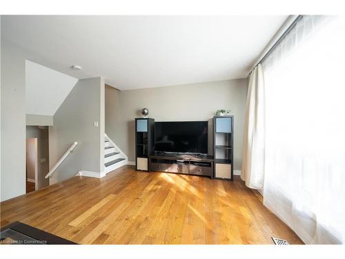 P3-444 Stone Church Road W, Hamilton, ON - Indoor Photo Showing Living Room