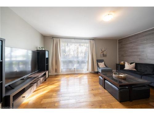 P3-444 Stone Church Road W, Hamilton, ON - Indoor Photo Showing Living Room