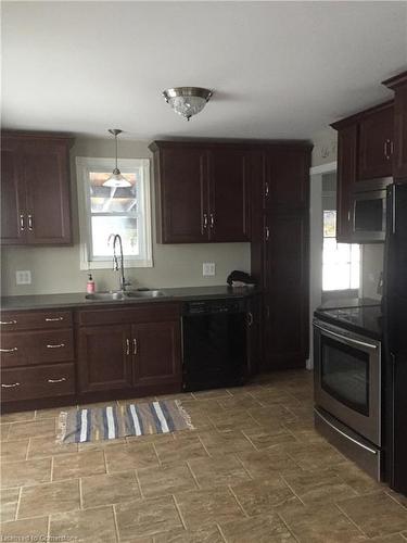 880 Norfolk Street S, Simcoe, ON - Indoor Photo Showing Kitchen With Double Sink