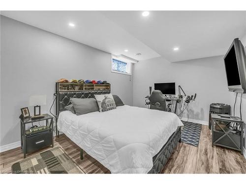 42 Ross Street, Caledonia, ON - Indoor Photo Showing Bedroom