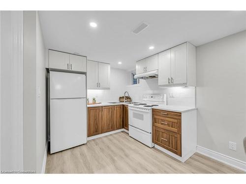 Lower-541 East 16Th Street, Hamilton, ON - Indoor Photo Showing Kitchen