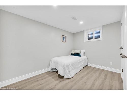 Lower-541 East 16Th Street, Hamilton, ON - Indoor Photo Showing Bedroom