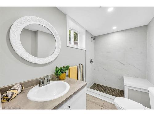 Lower-541 East 16Th Street, Hamilton, ON - Indoor Photo Showing Bathroom